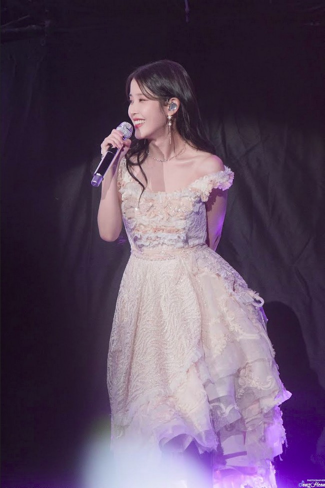 Dalam konser yang dihadiri sejumlah artis Korea tersebut, IU tampil memukau dengan baju-baju cantik dan mewah. Pemilik nama asli Lee Ji Eun tersebut kebanyakan memilih gaun feminin, seperti ballgown asimetris berikut ini. Foto: Dok. Fansite Song Heart