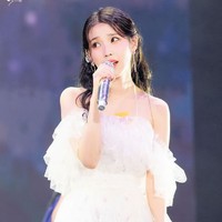 Berbagai kostum panggung wanita berusia 30 tahun sering dipuji awet muda itu mendapat pujian. Banyak penggemar mengatakan penampilannya bak peri hingga princess. Foto: Dok. Fansite