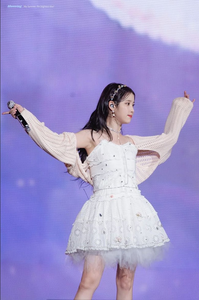 Tak jarang IU tampil dengan baju keluaran brand ternama. Pelantun Lilac tersebut mengenakan Eyelet Cotton & Silk Maxi Dress keluaran Isabel Marant yang dipadukan dengan Crochet Knit Bolero dari Rocci Rocci. Foto: Dok. Fansite Blueming