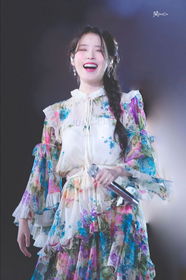 Kali ini pemeran Hotel del Luna tersebut terlihat ultra feminin dengan Floral print silk dress ramai motif bunga dan detail ruffle keluaran Gucci. Ia sendiri merupakan salah satu brand ambassador brand Italia itu. Foto: Dok. Fansite