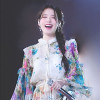 Kali ini pemeran Hotel del Luna tersebut terlihat ultra feminin dengan Floral print silk dress ramai motif bunga dan detail ruffle keluaran Gucci. Ia sendiri merupakan salah satu brand ambassador brand Italia itu. Foto: Dok. Fansite