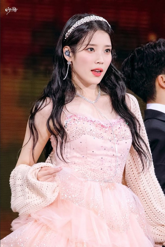 Gaunnya kali ini sesuai dengan tema konser The Golden Hour yang sekaligus merayakan 15 tahun debut sang solois. IU bak sebuah ratu mengenakan gaun hitam beraksen emas dan tiara dari brand Rosette Blanc. Foto: Dok. Fansite