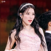 Gaunnya kali ini sesuai dengan tema konser The Golden Hour yang sekaligus merayakan 15 tahun debut sang solois. IU bak sebuah ratu mengenakan gaun hitam beraksen emas dan tiara dari brand Rosette Blanc. Foto: Dok. Fansite