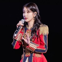 Dalam penampilan lain, IU kembali menggabungkan gaun dengan kardigan. Kali ini ia melengkapi gaya feminin dengan tiara dan kalung yang membuatnya semakin bersinar. Foto: Dok. Fansite