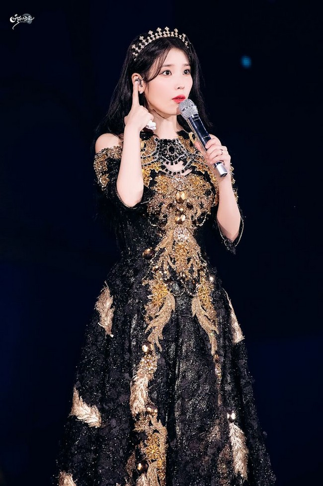 Gaya IU kali ini juga bak princess berkesan royal. Lagi-lagi ia menggabungkan atasan berkesan maskulin dengan rok atau dress. Foto: Dok. Fansite