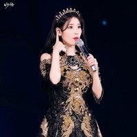 Gaya IU kali ini juga bak princess berkesan royal. Lagi-lagi ia menggabungkan atasan berkesan maskulin dengan rok atau dress. Foto: Dok. Fansite