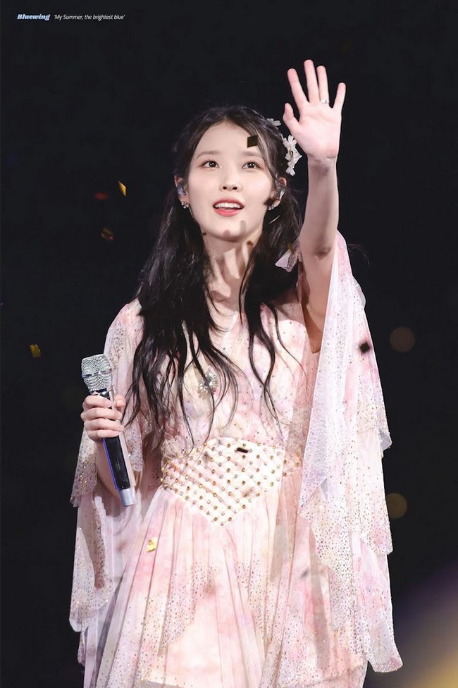 Konser solois IU yang digelar minggu lalu berlangsung meriah. Penyanyi sekaligus aktris Korea tersebut sukses memukau para Uaena (fans IU) selama dua hari. Selain suara emasnya, IU juga mempesona mereka dengan penampilan cantiknya. Foto: Dok. Fansite Blueming