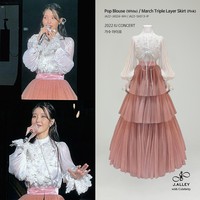 Pelantun Eight yang pernah berkolaborasi dengan Suga BTS ini juga tampil anggun bak princess dengan busana dari J.Alley. IU mengenakan blus dan rok dengan ruffle bertingkat yang elegan dan cocok dengan lagu-lagunya. Foto: Instagram @j.alley_kr