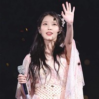Konser solois IU yang digelar minggu lalu berlangsung meriah. Penyanyi sekaligus aktris Korea tersebut sukses memukau para Uaena (fans IU) selama dua hari. Selain suara emasnya, IU juga mempesona mereka dengan penampilan cantiknya. Foto: Dok. Fansite Blueming