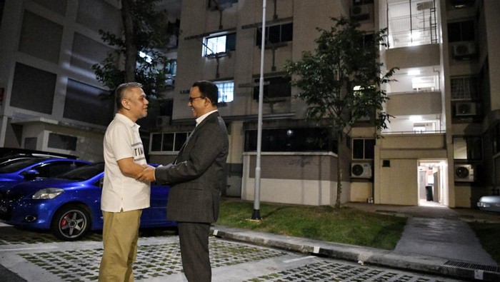 Gubernur DKI Jakarta Anies Baswedan bertemu dengan Yusuf, petugas check-in bandara Singapura. `
