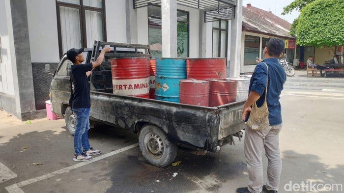Gudang dan kendaraan yang diduga untuk menimbun solar subsidi di Tuban