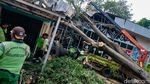 Gym di Lebak Bulus Ini Ringsek Tertimpa Pohon Besar