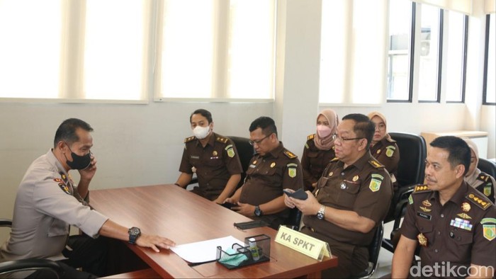 Jaksa ramai-ramai melaporkan Quotient TV ke Polda Riau.