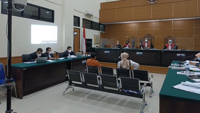 Jaksa saat menampilkan tabel pembagian uang hasil kasus korupsi pengadaan lahan SMKN 7 Tangsel