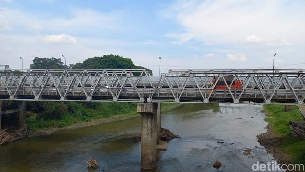 Jembatan Jurug C Solo telah dipasangi barier, Selasa (20/9/2022).