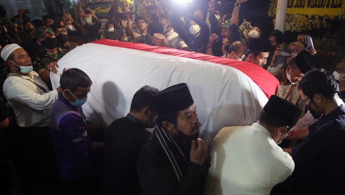 Sejumlah anggota TNI membawa peti jenazah Ketua Dewan Pers Azyumardi Azra menuju mobil jenazah setibanya dari Kuala Lumpur, Malaysia, di Bandara Soekarno Hatta, Tangerang, Banten, Senin (19/9/2022). Jenazah Azyumardi Azra tiba di Indonesia dan rencananya akan dimakamkan di TMP Kalibata pada Selasa (20/9/2022). ANTARA FOTO/Fauzan/tom.