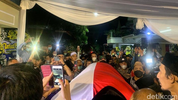 Jenazah Azyumardi Azra tiba di rumah duka