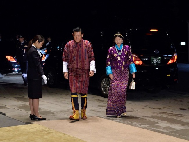 Inilah momen Ratu Bhutan Jetsun Pema terlihat di publik terakhir kali sebelum kini muncul di pemakaman Ratu Elizabeth II. Jetsun mendampingi suaminya Raja Bhutan Jigme Khesar Namgyel Wangchuck mengunjungi Tokyo, Jepang pada 2019. Foto: Getty Images