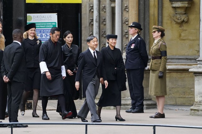 Memakai busana serba hitam, Raja Bhutan Jigme Khesar Namgyel Wangchuck dan Ratu Jetsun Pema juga menghadiri momen pemakaman Ratu Elizabeth II di Westminster Abbey, London, Senin (19/9/2022). Foto: Getty Images
