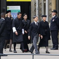 Memakai busana serba hitam, Raja Bhutan Jigme Khesar Namgyel Wangchuck dan Ratu Jetsun Pema juga menghadiri momen pemakaman Ratu Elizabeth II di Westminster Abbey, London, Senin (19/9/2022). Foto: Getty Images