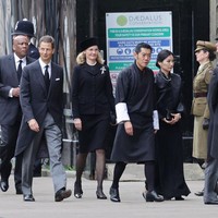 Berbeda dengan penampilannya saat berdoa di Westminster Hall, kali ini Jetsun Pema menyanggul rapi rambut panjangnya. Foto: Getty Images