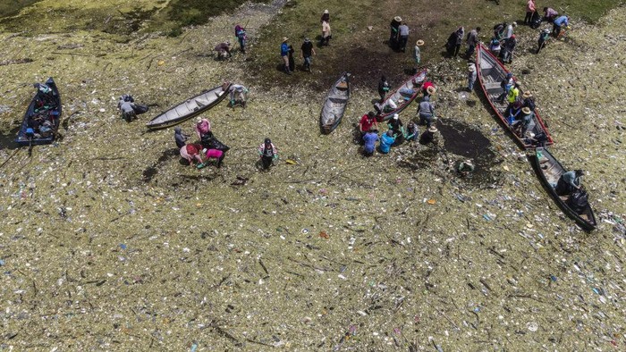 POTONICO, CHALATENANGO, EL SALVADOR - 2022/09/09: (EDITOR'S NOTE: Image taken with a drone)
Fishermen seen during cleaning efforts at the Cerrón Grande reservoir, in Potonico. The Cerrón Grande reservoir, better known as Lake Suchitlan has been contaminated by around 5,000 tons of trash, mainly affecting the town of Potonico where the population mainly lives off of fishing and agriculture. (Photo by Camilo Freedman/SOPA Images/LightRocket via Getty Images)