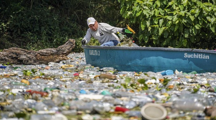 Jorok! Sampah Plastik Kepung Danau Suchitlan di El Salvador POTONICO, CHALATENANGO, EL SALVADOR - 2022/09/09: A fisherman picks up trash at the CerrΓ³n Grande reservoir, in Potonico. The CerrΓ³n Grande reservoir, better known as Lake Suchitlan has been contaminated by around 5,000 tons of trash, mainly affecting the town of Potonico where the population mainly lives off of fishing and agriculture. (Photo by Camilo Freedman/SOPA Images/LightRocket via Getty Images)