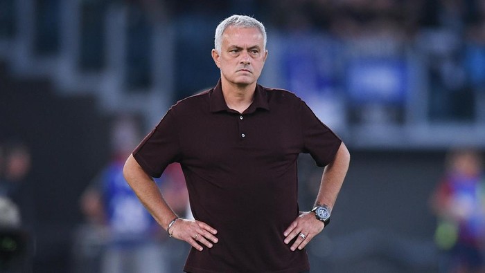 Jose Mourinho of AS Roma looks on during the Serie A match between AS Roma and Atalanta BC at Stadio Olimpico, Rome, Italy on 18 September 2022.  (Photo by Giuseppe Maffia/NurPhoto via Getty Images)