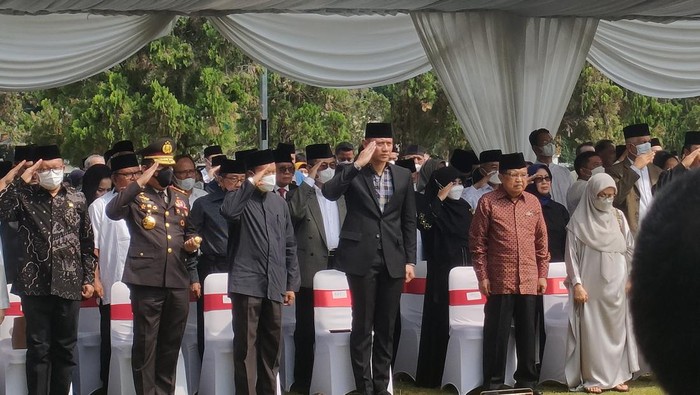 Kapolri hingga JK Beri Penghormatan Terakhir di Pemakaman Azyumardi Azra