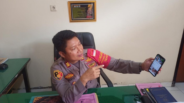 Kapolsek Karangasem AKP I Putu Sunarcaya saat memperlihatkan video bule viral ugal-ugalan, Selasa (20/9/2022).