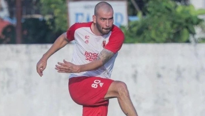 Kapten PSM Makassar Wiljan Pluim pada sesi latihan di Stadion Kalegowa