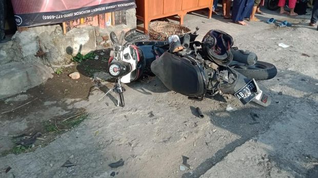 Kecelakaan diduga tabrak lari sebuah mobil dengan 10 pemotor terjadi di Jalan Mrisi, Kapanewon Kasihan, Bantul, Selasa (20/9/2022) sore.