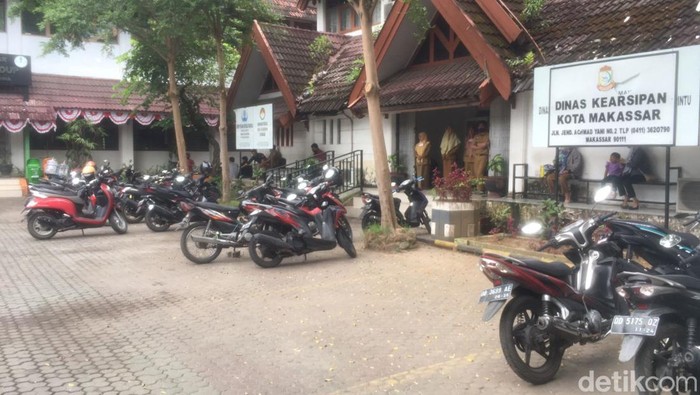 Kendaraan parkir di kantor Gabungan Dinas Pemkot Makassar.