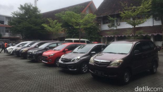 Kendaraan parkir di kantor Gabungan Dinas Pemkot Makassar.