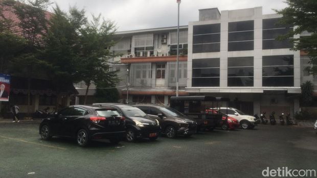Kendaraan terparkir saat penerapan ojol day di Kantor Gabungan Dinas Makassar.