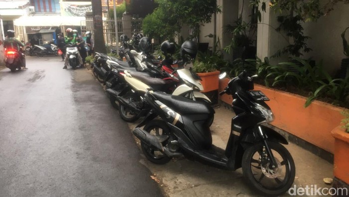 Kendaraan terparkir saat penerapan ojol day di Kantor Gabungan Dinas Makassar.