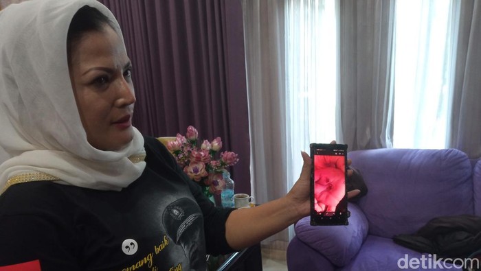 Ketua KPAID Kabupaten Cirebon, Fifi Sofiah menunjukkan foto bocah korban kekerasan yang dilakukan ibu angkat
