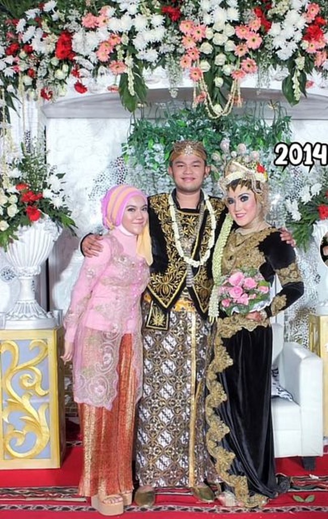 Momen lamaran pasangan ini viral jadi sorotan warganet setelah diunggah ke media sosial. Pasalnya, pria yang melamar wanita di video tersebut adalah mantan kakak iparnya. Foto: Dok. TikTok @incessshhhh.