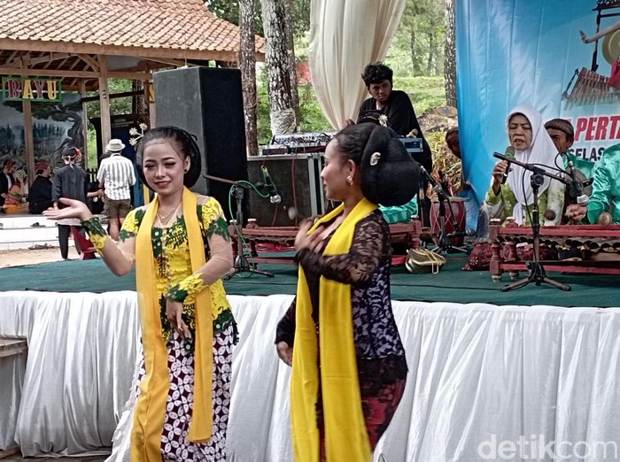Kolaborasi ronggeng dan lengger Banyumas di Banyumas, Selasa (20/9/2022).