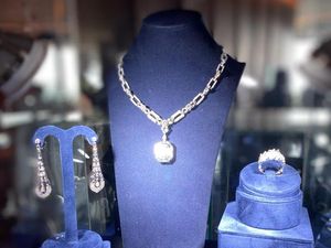 Perhiasan Safir Biru Persembahan Mondial, Memikat dengan Desain Art Deco
