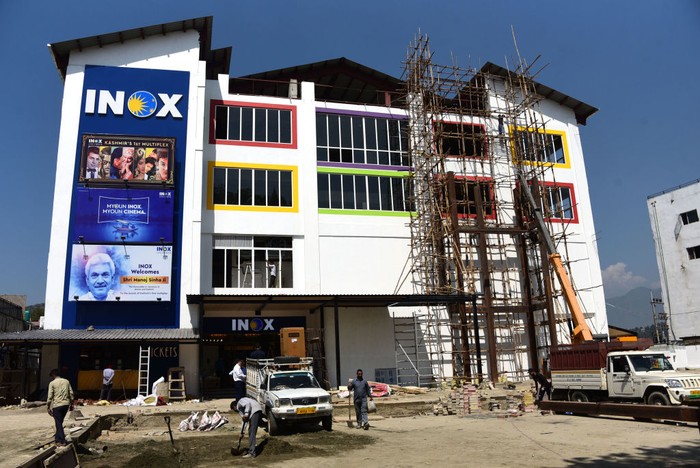 Kondisi Terkini Bioskop Pertama di Khasmir yang Resmi Dibuka Hari Ini SRINAGAR, INDIA - SEPTEMBER 19: A view of a 'INOX' multiplex ahead of the inauguration of multiplex comprising three cinema auditoriums with a capacity of 520 seats on September 19, 2022 in Srinagar, India. The multiplex is set to be inaugurated on 20 September. Most of the cinemas in Kashmir have remained closed for the past 33 years.(Photo By Waseem Andrabi/Hindustan Times via Getty Images)