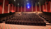 Bioskop ini terdiri dari tiga auditorium dan berkapasitas 520 kursi di setiap auditoriumnya.