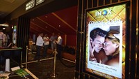 Suasana bagian dalam bioskop. Terlihat sudah terpajang poster film Bollywood yang akan segera tayang.