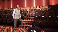 Pemilik bioskop INOX Vijay Dhar mengecek keadaan bioskop sebelum diresmikan.