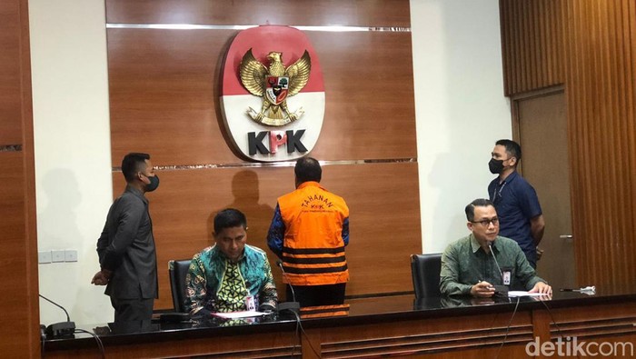 KPK tahan Marthen Sawy, tersangka pembangunan gereja Mimika (Muhammad Hanafi Aryan/detikcom)