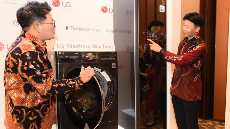 LG Electronics Indonesia memperkenalkan duet Styler dan mesin cuci pintar berteknologi pintar AI DD terbarunya, yang siap menjadi solusi lengkap perawatan pakaian modern.