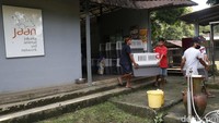 Setiap kloter dikirim sebanyak 15 ekor anjing.