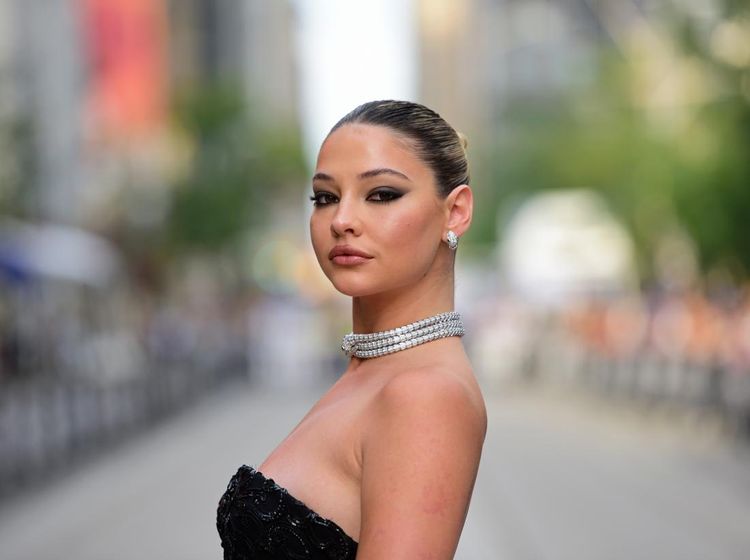 Madelyn Cline Makin Bersinar