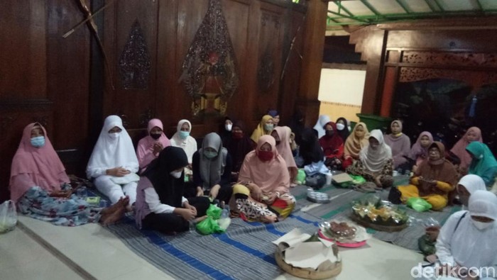 Saat berkunjung ke Makam Raden Sawunggaling pada Hari Kamis, Anda mungkin akan menemukan potret yang tidak biasa. Misalnya ada banyak orang yang datang membawa makanan atau tumpeng.