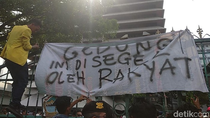 Massa demo BBM di depan gerbang gedung DPRD Jawa Tengah, Jalan Pahlawan, Kota Semarang, Selasa (20/9/2022) sore.